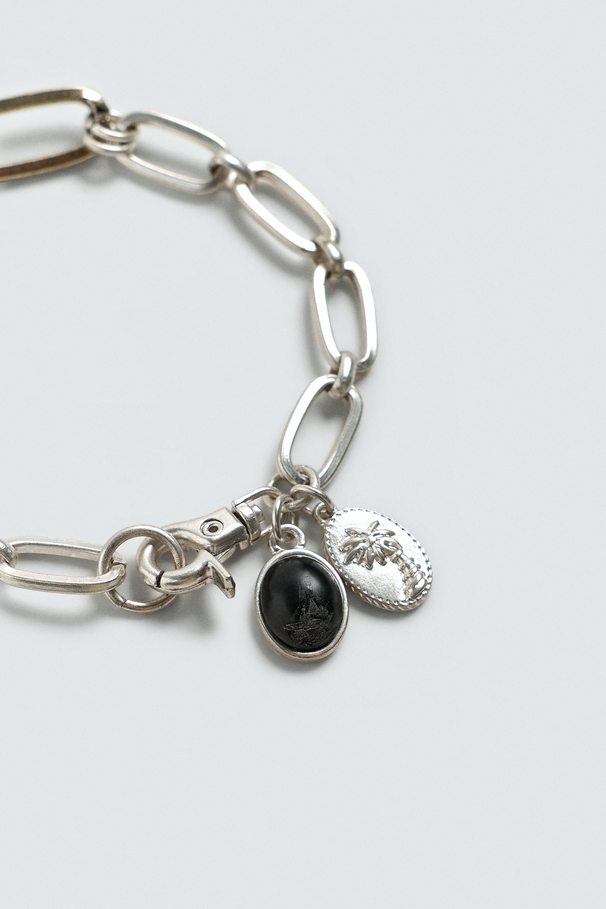 BRACELET EN MÉTAL AVEC BRELOQUES